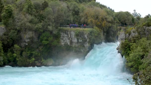 Establishing Shot Vibrant Blue Huka Falls New Zealand Tourists Distance — Stock video