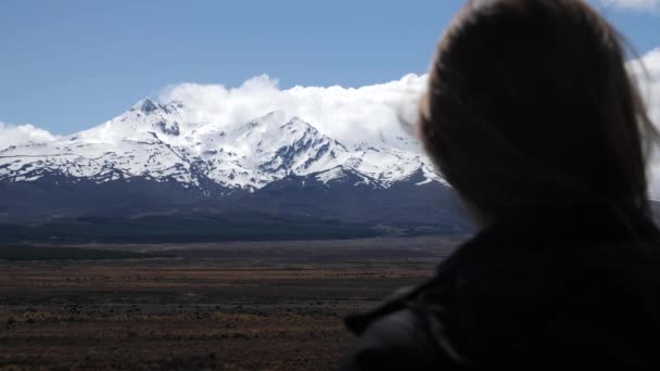 Snow Capped Mount Ruapehu Looms Distance Female Tourist Looks Mountain — Stockvideo