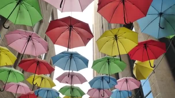 Ontspannende Romantische Wandeling Schaduw Van Kleurrijke Paraplu Jeruzalem Straat — Stockvideo