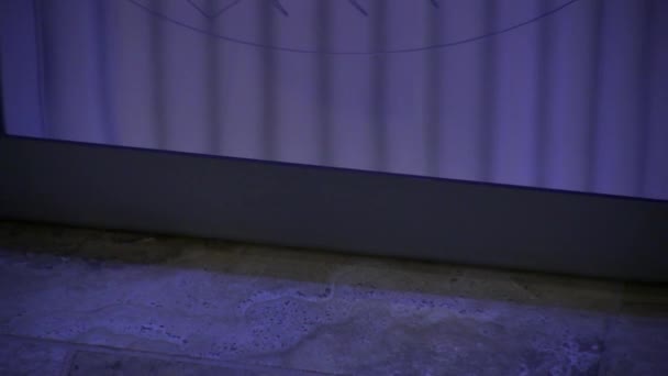 Стань Сонячному Ліжку Віддзеркалюється Від Основи Щоб Показати Фіолетове Світло — стокове відео