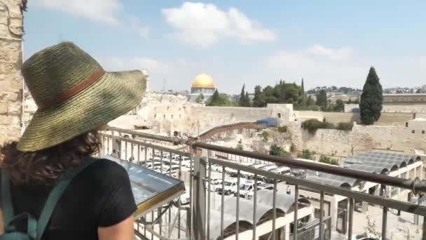 Female Tourist Straw Hat Looking Temple Mount Jerusalem Israel — ストック動画