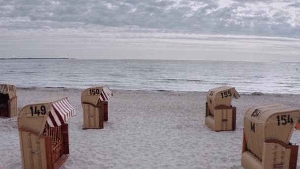 Covered Wicker Chairs Sandy Beach Overlooking Ocean Grey Cloudy Day — Vídeos de Stock