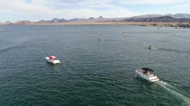 Imagens Drones Aéreos Seguindo Dois Barcos Meio Verão Nos Desertos — Vídeo de Stock