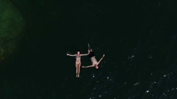 Instagram Style Drone Shot Showing Couple Love Floating Lake Havasu — Vídeo de Stock