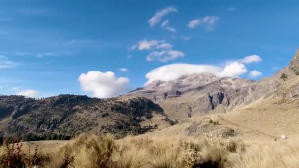 メキシコで3番目に高い山であるイスタクチュアトルの山頂を覆う雲のタイムラプス — ストック動画