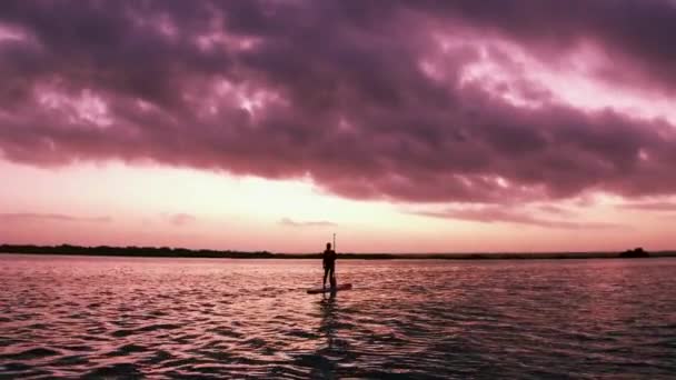 Stand Paddleboarder Standing Her Board Middle Lake Colourful Sunrise — Vídeo de Stock
