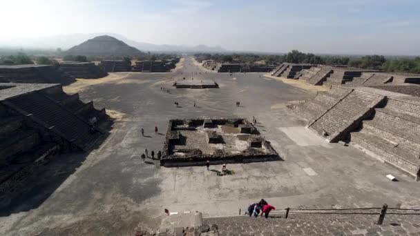 Timelapse People Walking Climbing Stairs Moon Pyramid Teotihuacan Archaeological Site — Stockvideo