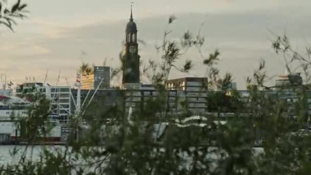 Crane Disparó Revelando Una Vista Torre Iglesia Michaels Hamburgo Través — Vídeo de stock