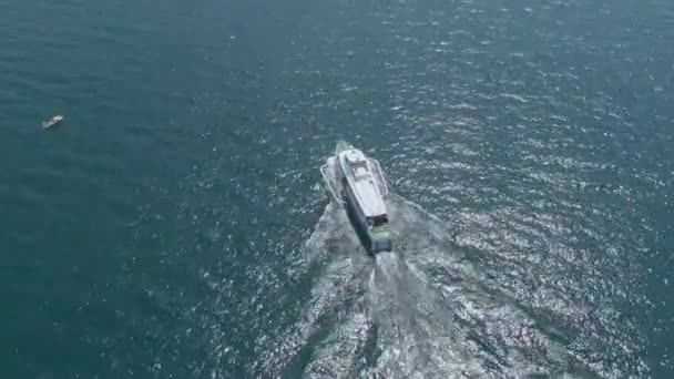 Luchtfoto Van Het Openbaar Vervoer Veerboot Reizen Het Gardameer Riva — Stockvideo