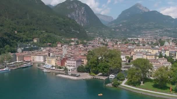 意大利阿尔卑斯山和前景中的加尔达湖环绕着里瓦 德尔加尔达市中心 俯瞰着令人惊奇的无人驾驶飞机景观 — 图库视频影像