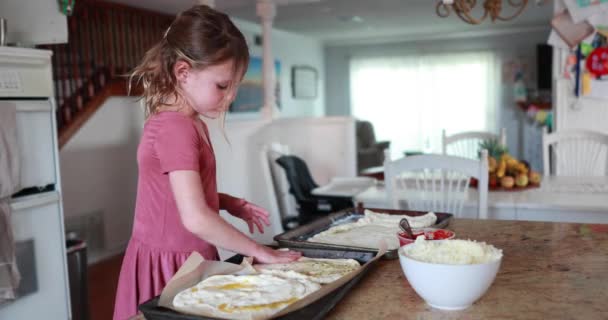 Молода Дівчина Готує Домашню Піцу Кухні — стокове відео