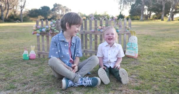 Two Boys Dressed Easter Share Laugh Park Front Easter Themed — Stock videók