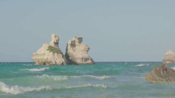 Slowmotion Wide Shot Two Sisters Due Sorelle Beach Apulia South — Stock Video