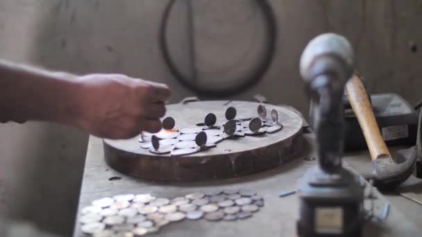 Craftsman Melts Metal Make Special Metallic Golden Violin Coating — Stock video