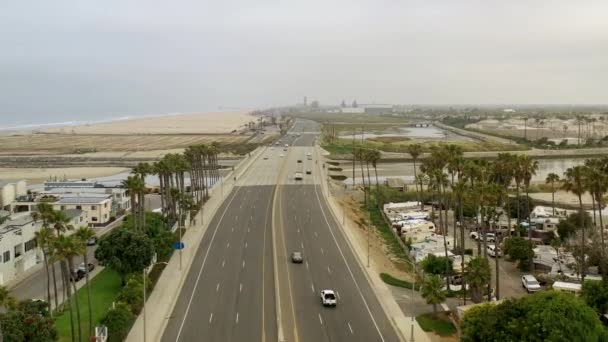 Aerial View Gliding Coastal Street Sparse Summer Traffic Due Covid — 图库视频影像