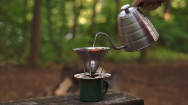 Man Making Coffee Green Wooded Forest While Camping Pouring Hot — Αρχείο Βίντεο