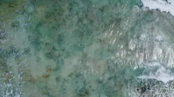 Aerial Top View Waves Crashing Rocky Bottom Crystal Clear Caribbean — Vídeo de Stock