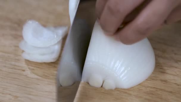 Tahta Doğrama Tahtasındaki Bıçakla Beyaz Soğanı Dilimlemek — Stok video