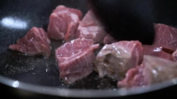 Mescolare Cubetti Crudi Freschi Carne Padella Antiaderente Nera Calda Con — Video Stock