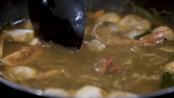 Cooking Classic Spicy Thai Tom Yum Soup Shrimp Mushroom Tomato — Vídeo de stock
