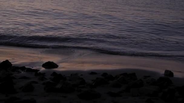 Romantic Beautiful Scenery Ocean Waves Dusk Rocky Sandy Seashore — Vídeo de Stock