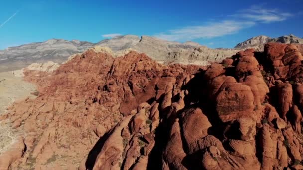 Aerial Views Alongside Red Sandstone Mountains Red Rock Canyon Park — Stock video