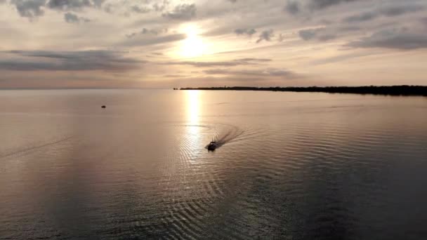 Aerial Footage Boat Cruising Beautiful Bay Sunset Summer Caseville Michigan — Vídeo de Stock