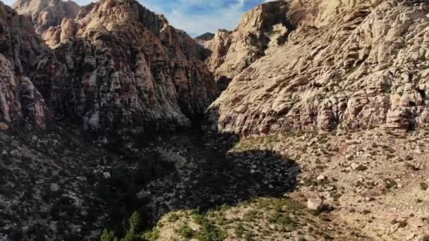 Drone Pullback Shot Mountains Red Rock Canyon Park Nevada — Vídeos de Stock