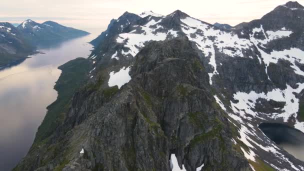 Drone Beelden Van Prachtige Bergen Fjorden Van Kvalya Noord Noorwegen — Stockvideo