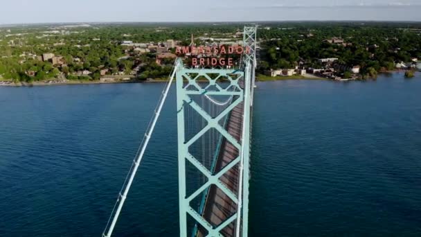 Sweeping Aerial Views Ambassador Bridge Detroit Michigan Sunset — Vídeos de Stock