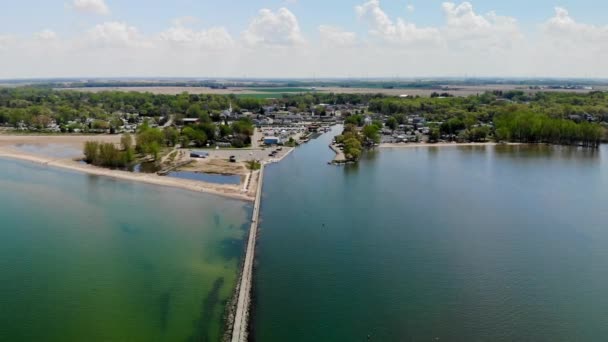 Aerial Footage Lake Huron Approaching Small Rural Town Caseville Michigan — Stok video