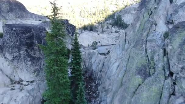Drone Cienmatic Záběry Létání Kolem Skalnatých Útesů Alpského Jezera Vysoko — Stock video