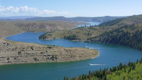 Flying Strawberry Reservoir Utah Boats Enjoying Summer Day — Vídeo de Stock