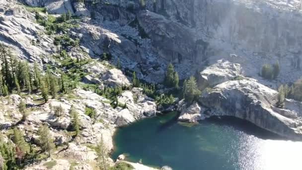 Quick Drone Aerial Shot Lowers Clear Alpine Lake Base Snowy — Vídeo de Stock