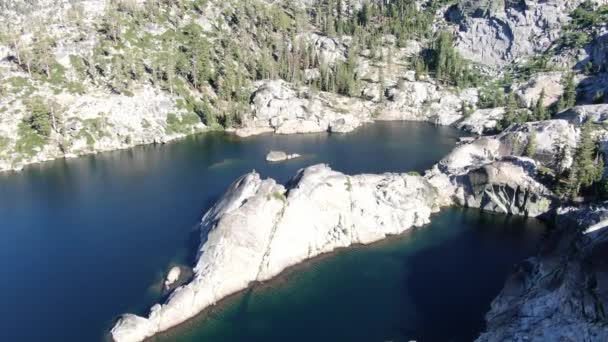 Rock Island Sits Middle Clear Water Alpine Lake Base Mountain — Vídeo de Stock