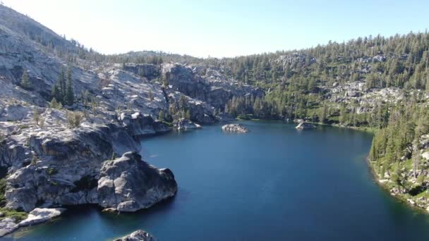 High Resolution Drone Shot Circle Alpine Clear Water Lake Surrounded — Vídeo de Stock