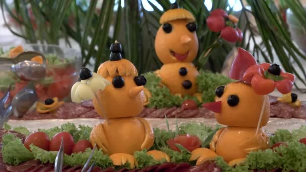 Portakal Kabuğundan Yapılmış Figürlerle Süslenmiş Yemek Çocukların Doğum Günü Partisi — Stok video