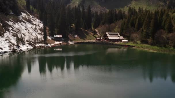 Aerial Idyllic Cabin Beautiful Lake Nature — Vídeos de Stock