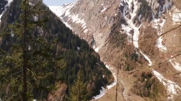 Drone Flying Treetops Revealing Beautiful Mountain Landscape — Vídeo de Stock