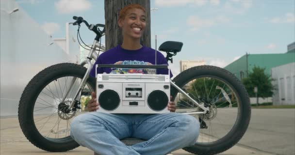Dolly Shot Attractive Young African American Women Boom Box Lap — Stok Video