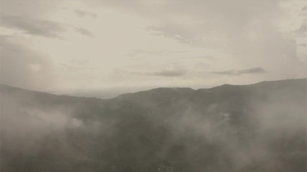 Польоти Безпілотних Літальних Апаратів Хмари Над Горами Похмуру Погоду — стокове відео