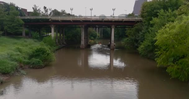 Aerial View Buffalo Bayou Runs Throughout All Houston Video Film — Vídeo de stock