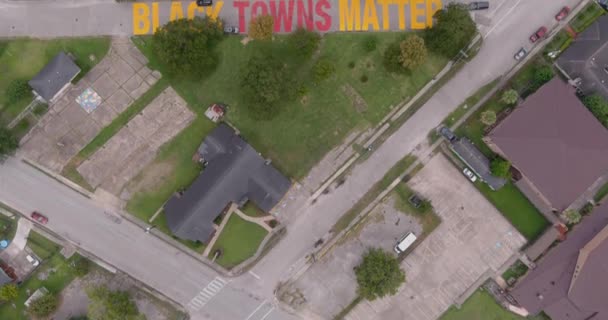 Bird Eye View Large Black Towns Matter Sign Painted Street — Wideo stockowe
