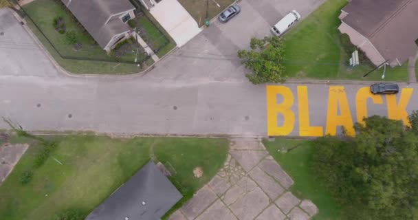 Bird Eye View Large Black Towns Matter Sign Painted Street — Vídeo de Stock