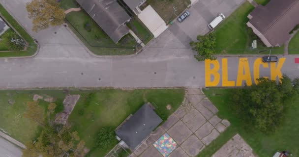 Bird Eye View Large Black Towns Matter Sign Painted Street — ストック動画