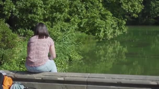 Back Female Tourist Enjoying Front Lake Central Park New York — Vídeo de Stock