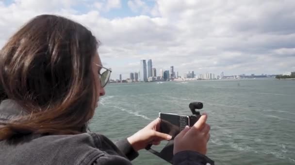 Close Young Woman Taking Videos Her Smartphone New York Waterfront — Vídeo de Stock