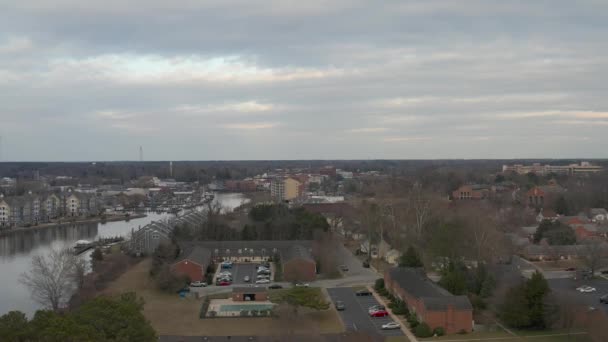 Drone Flies Houses Buildings Side River — Vídeo de Stock