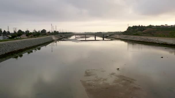 Aerial Drone Shot Starts Water Level Rises Reveal Cityscape Either — Vídeo de Stock