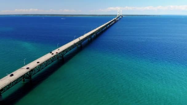 Aerial Footage Michigan Great Lakes Mackinac Bridge — Stok video